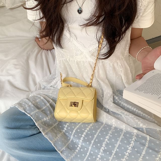 Strap Flap Crossbody Chain Quilted Bag