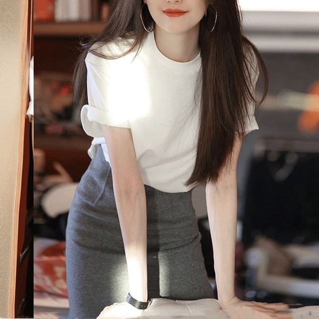 Set: Plain Round-Neck Short-Sleeved T-Shirt + High-Waisted Mini Pencil Skirt