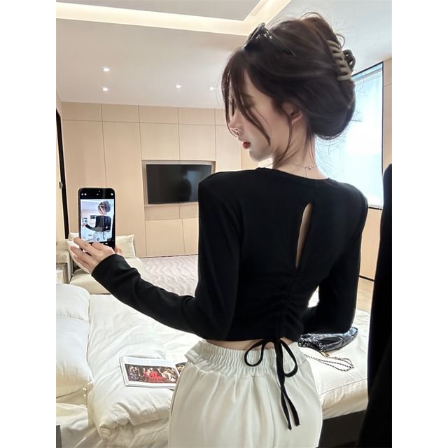 Plain Open-Back Long-Sleeved Crop Top