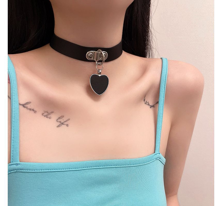 Pendant Faux Leather Choker Heart