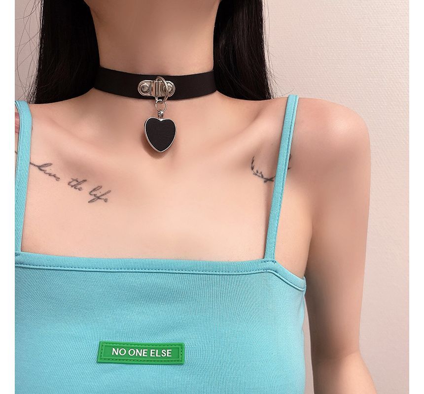 Pendant Faux Leather Choker Heart