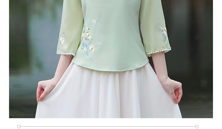 3/4-Sleeve V-Neck Floral Hanfu Top / High Waist Midi A-Line Skirt / Set