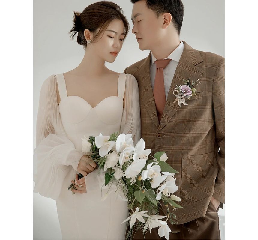 Long-Sleeve Sweetheart Neckline Plain Sheath Wedding Gown