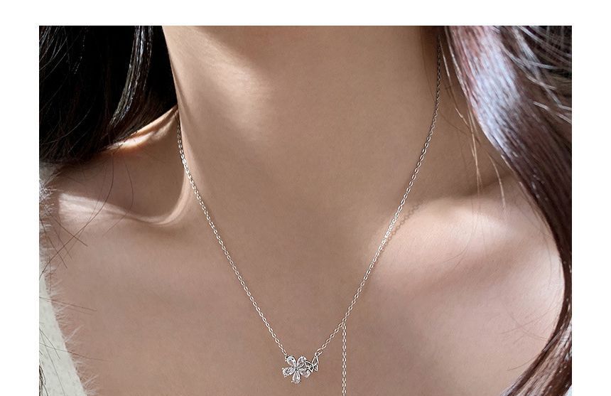 Floral Pendant Alloy Choker