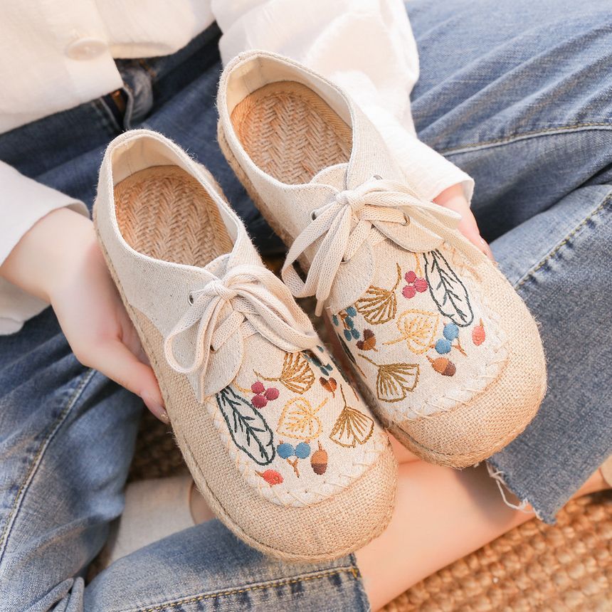Slip-Ons Embroidered Leaf Lace-Up