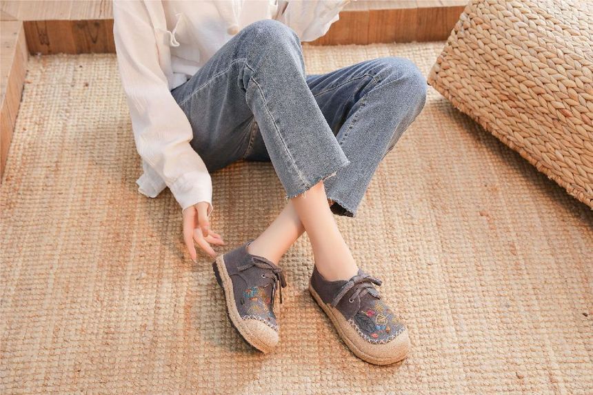 Slip-Ons Embroidered Leaf Lace-Up