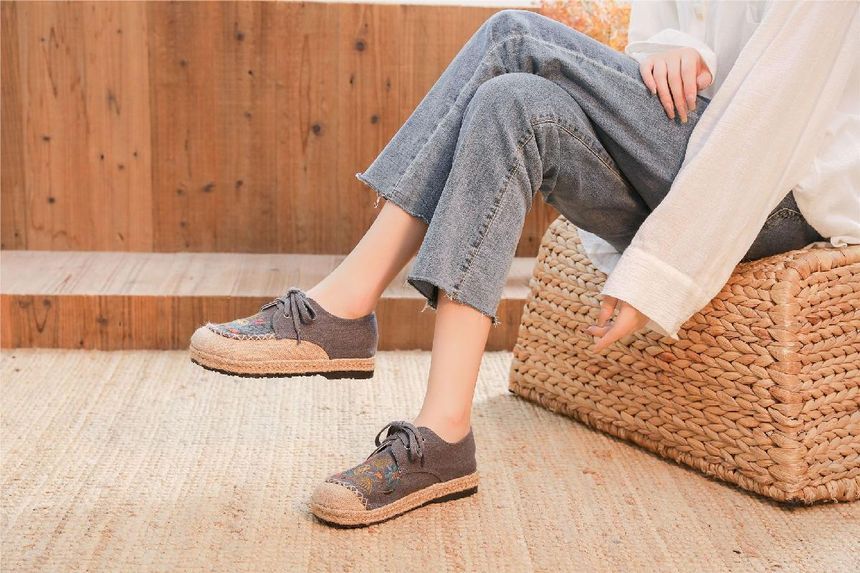 Slip-Ons Embroidered Leaf Lace-Up