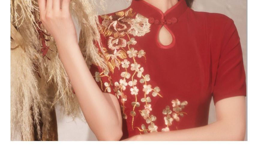 Side-Slit Embroidered / Short-Sleeve A-Line Qipao Flower