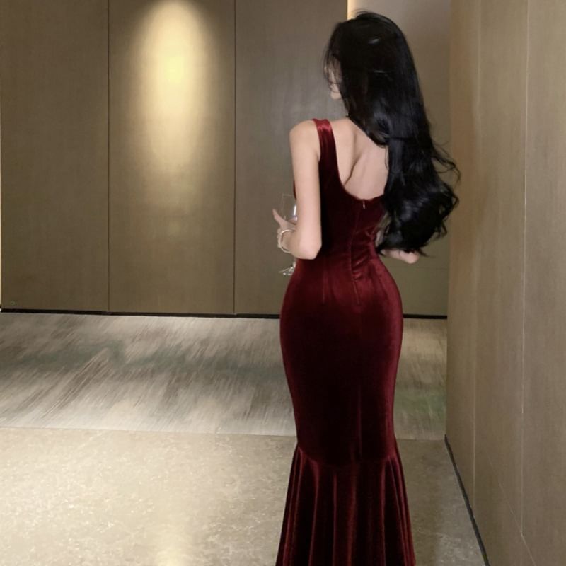 Open Evening Velvet Mermaid Sleeveless Back Gown V-Neck Plain