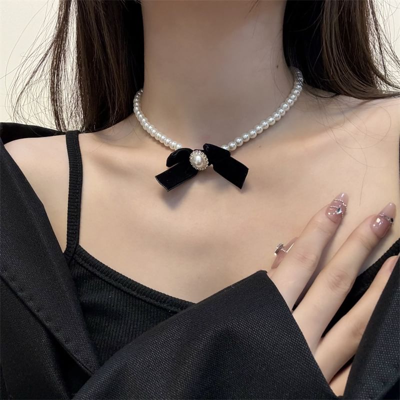 Pearl Faux Bow Velvet Necklace