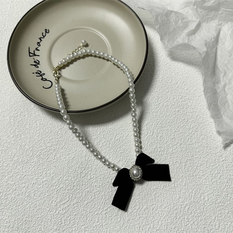 Pearl Faux Bow Velvet Necklace