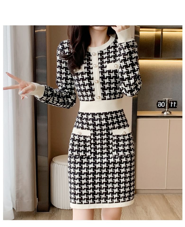 Long-Sleeve Crew Neck Patterned Knit Mini Sheath Dress