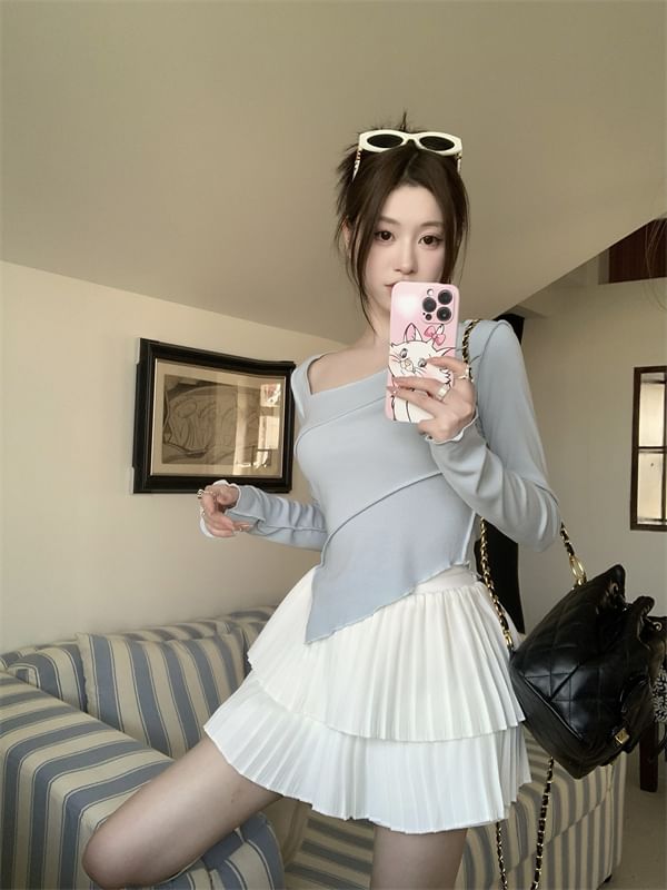 Long-Sleeve V-Neck Plain T-Shirt / Mid Rise Plain Mini A-Line Skirt