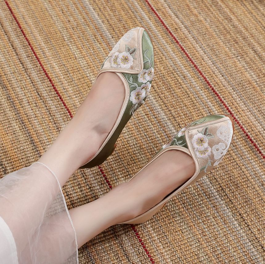 Embroidered Flower Pumps Heel Low