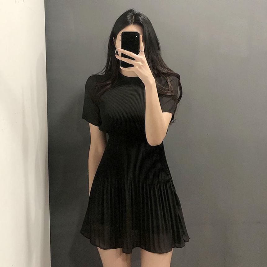 Short-Sleeve Crewneck Plain Mini Pleated Dress