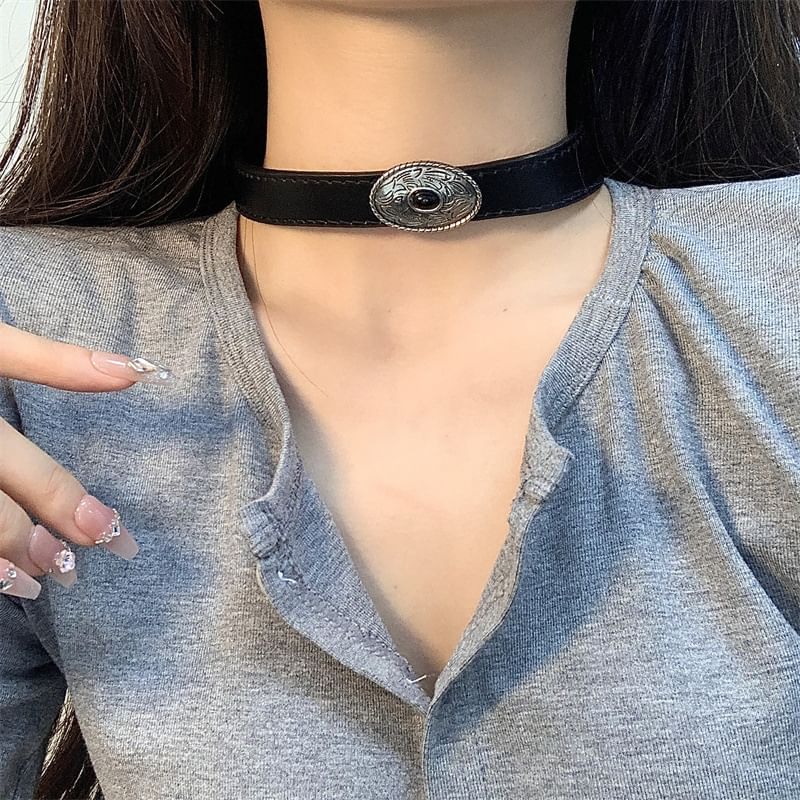 Faux Choker Black Western Disc Leather Oval