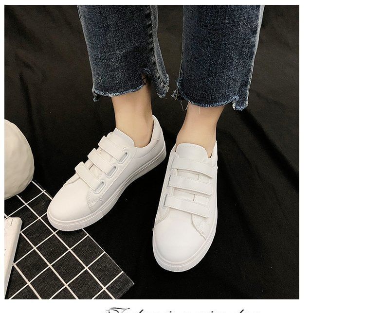 Casual Sneakers With Heart-Shaped Decor