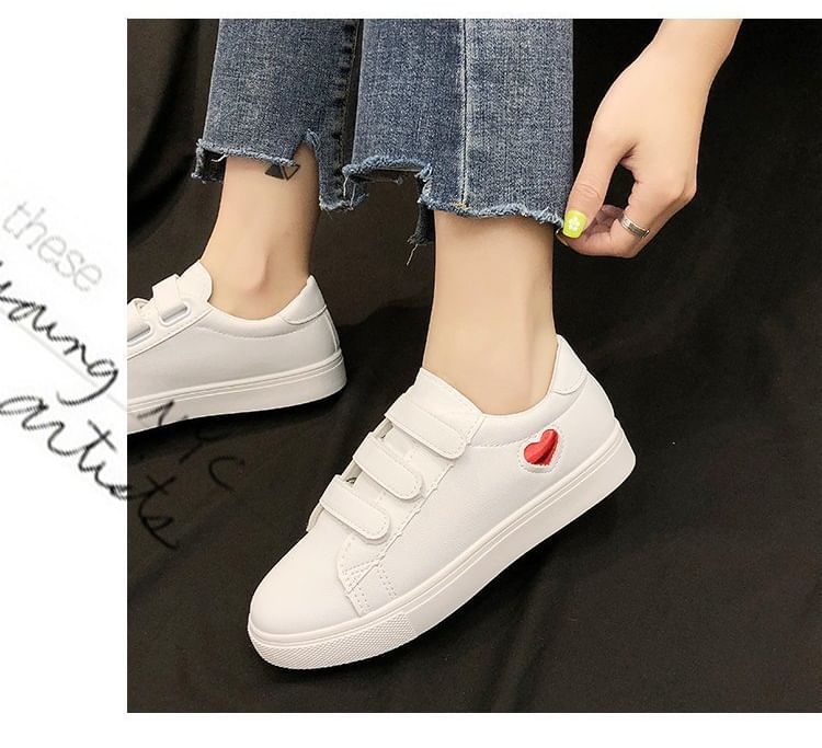 Casual Sneakers With Heart-Shaped Decor