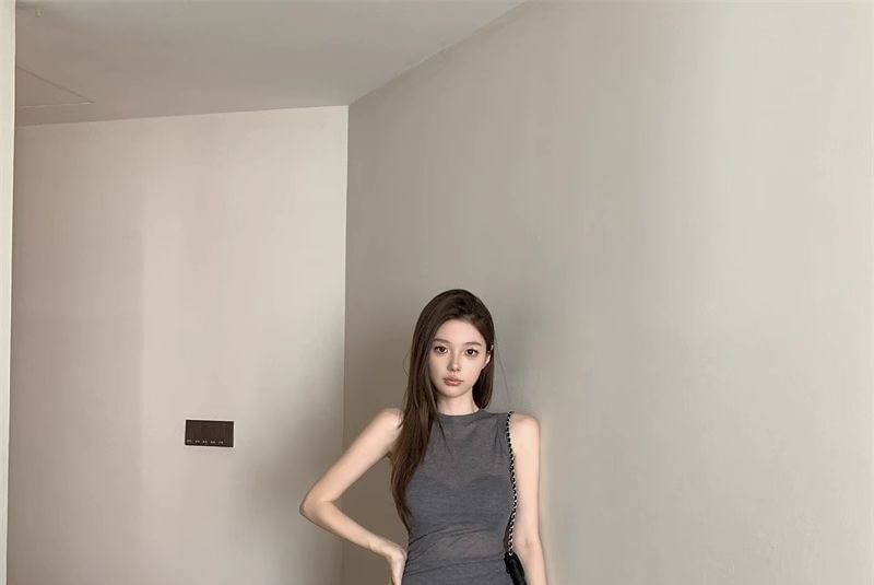 Sleeveless Crewneck Plain Top / Flared Pants