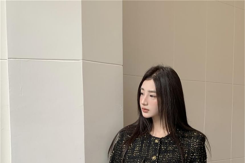 Round Neck Sequin Tweed Button Jacket / Mid Rise Shorts