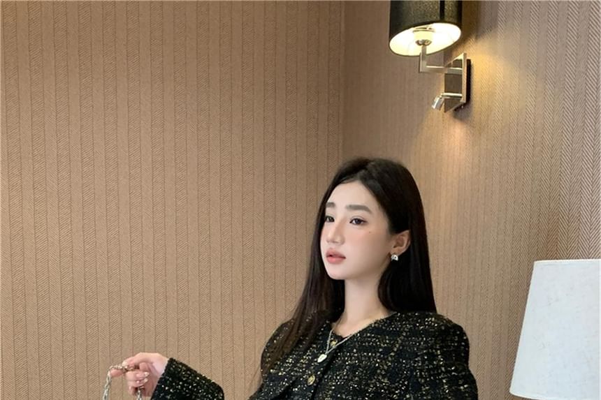 Round Neck Sequin Tweed Button Jacket / Mid Rise Shorts