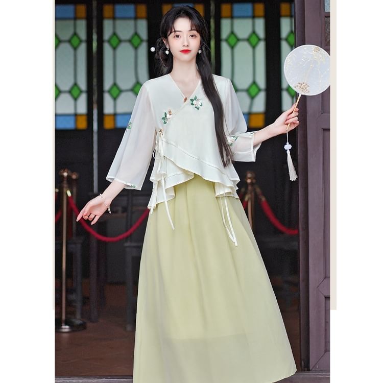 3/4-Sleeve V-Neck Embroidered Top / High Waist Maxi A-Line Skirt