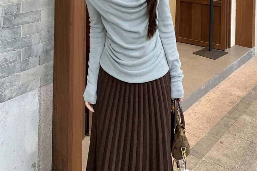 Long-Sleeve Cowl Neck Plain Tee / High Rise Accordion Pleated Maxi A-Line Skirt