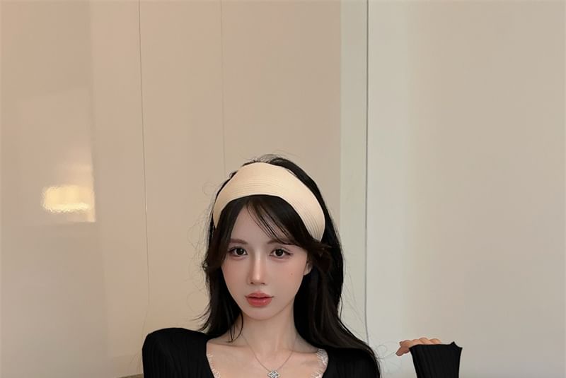 Bowknot Crop Knit with Lace Panel and Round Neck