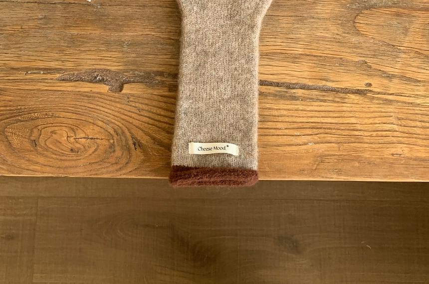 Knit Trim Gloves Contrast Applique