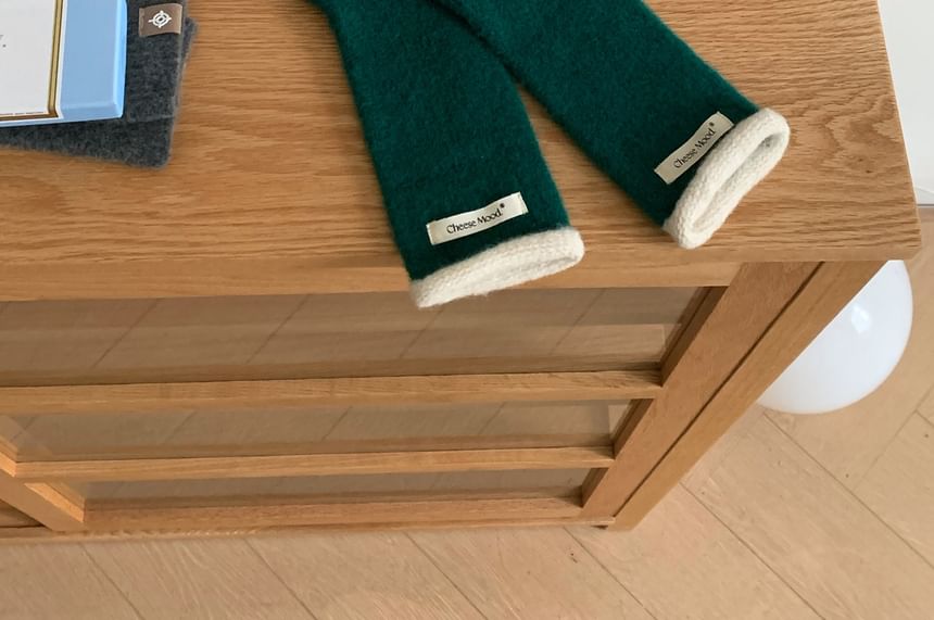 Knit Trim Gloves Contrast Applique