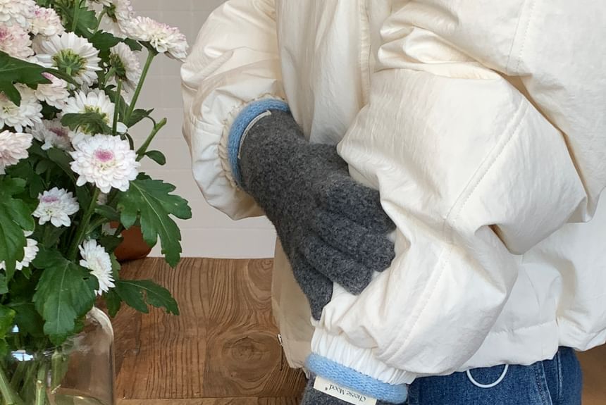 Knit Trim Gloves Contrast Applique