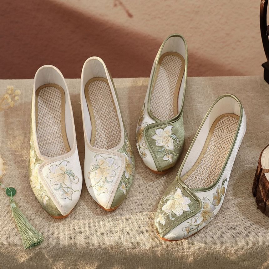 Floral Embroidered Pumps Panel