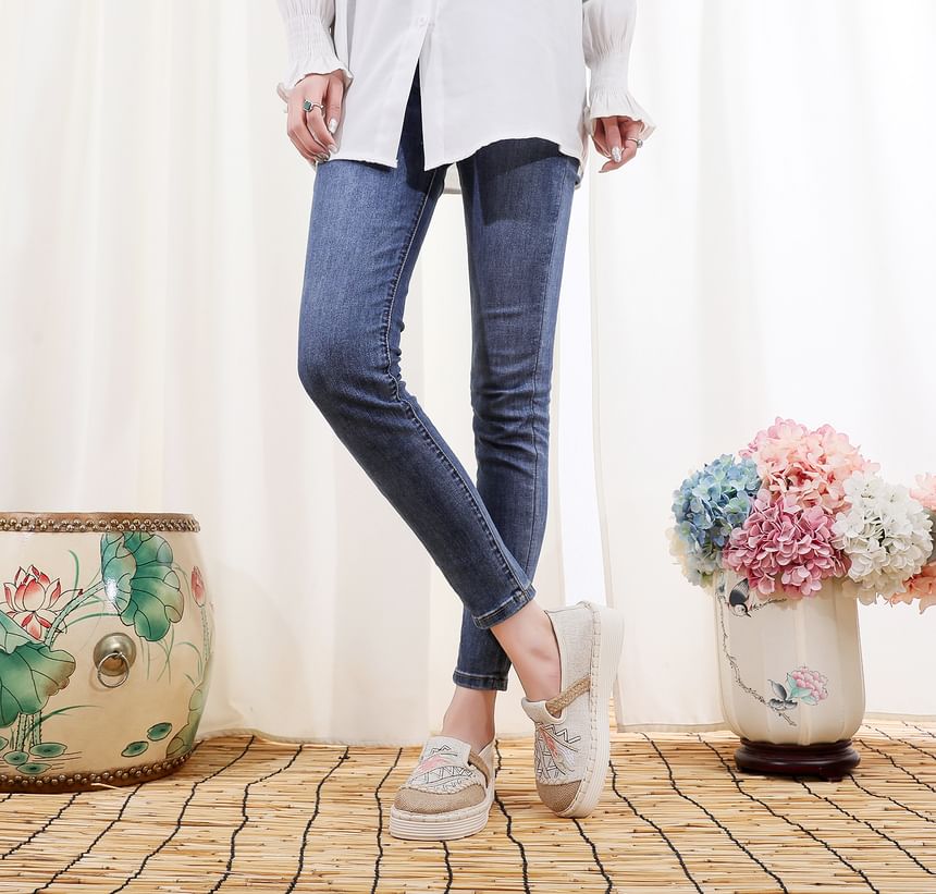 Panel Slip Embroidered Ons Platform