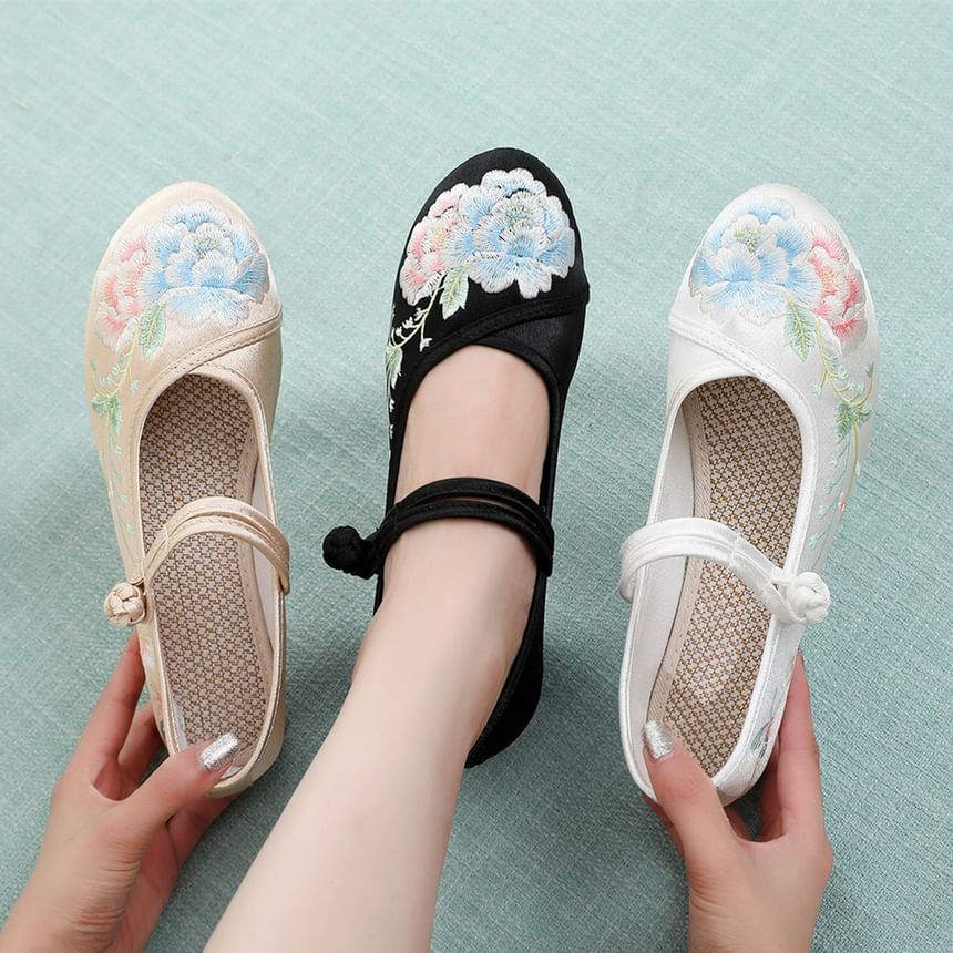 Heel Pumps Floral Embroidery Block