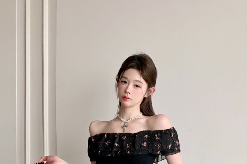Slim Floral Off-Shoulder Trim Cap-Sleeve Tee Ruffle Panel Fit