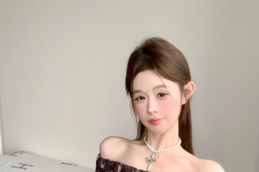 Slim Floral Off-Shoulder Trim Cap-Sleeve Tee Ruffle Panel Fit