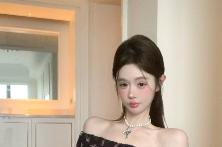 Slim Floral Off-Shoulder Trim Cap-Sleeve Tee Ruffle Panel Fit