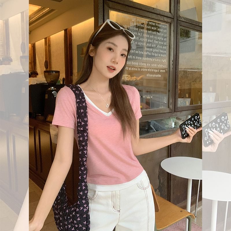 Short-Sleeve Mock V-Neck Contrast Two-Piece Trim Tee