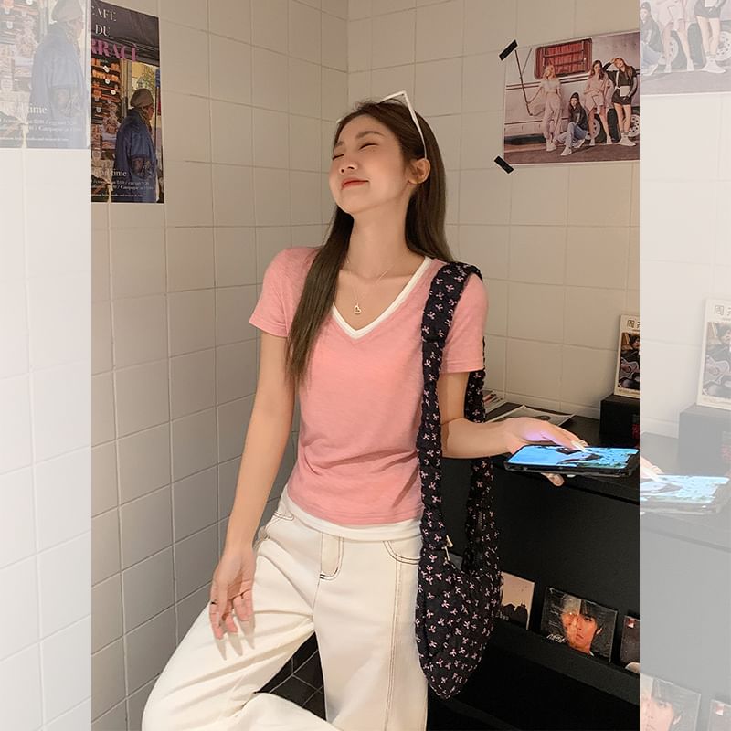 Short-Sleeve Mock V-Neck Contrast Two-Piece Trim Tee