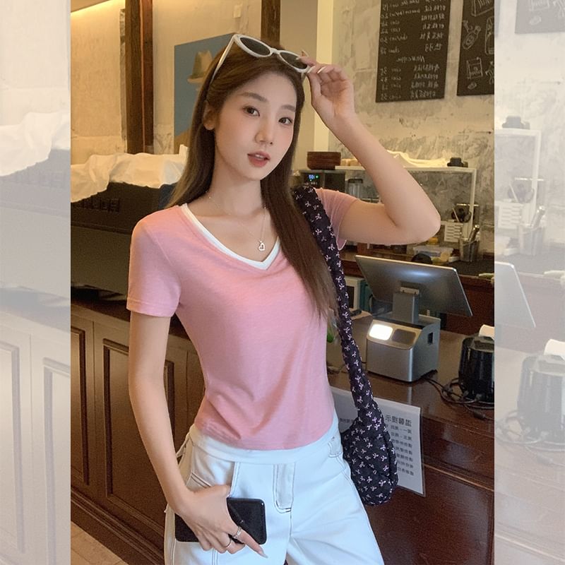Short-Sleeve Mock V-Neck Contrast Two-Piece Trim Tee