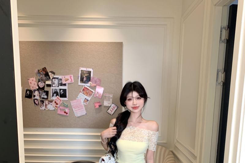 Floral Short-Sleeve Trim / Plain Lace Off-Shoulder Tee Rise High Mini Pencil Skirt