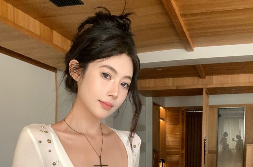 Plunge Short Plain Deep Sleeve Tee Studded