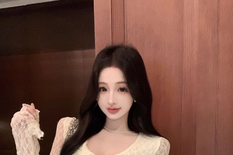 Long-Sleeve Top U-Neck Lace