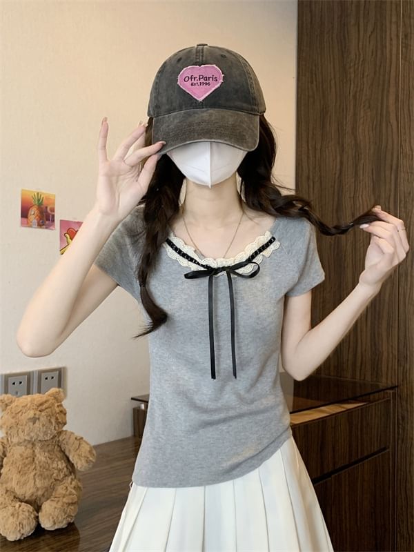 Bowknot Knit Top with Lace Trim and Short Sleeves