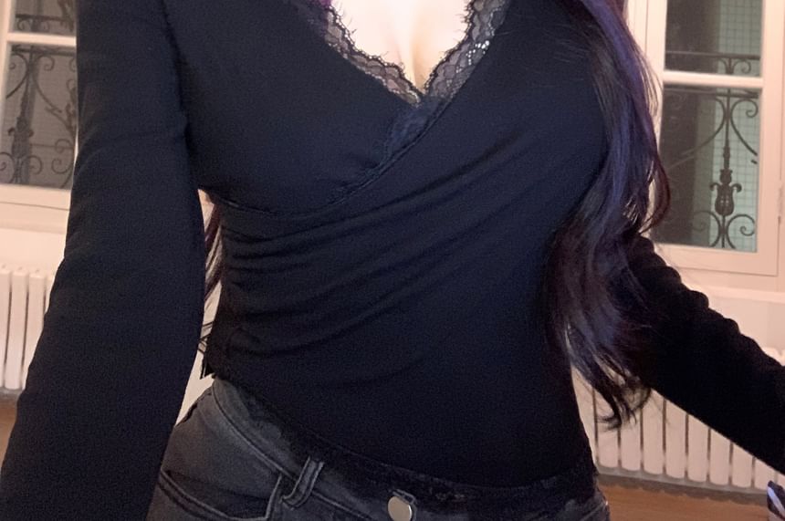 Crop Tee Long-Sleeve Trim Halter-Neck Set: Top Lace + V-Neck