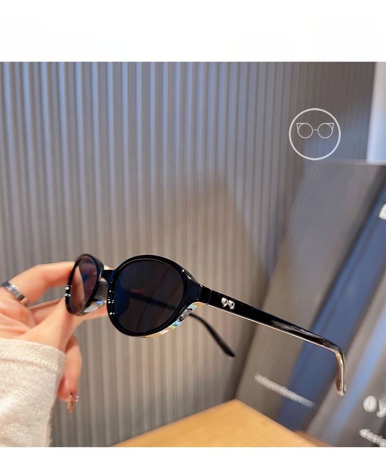 Oval / Frame Set Sunglasses Plastic Case Pouch Cleaning Cloth