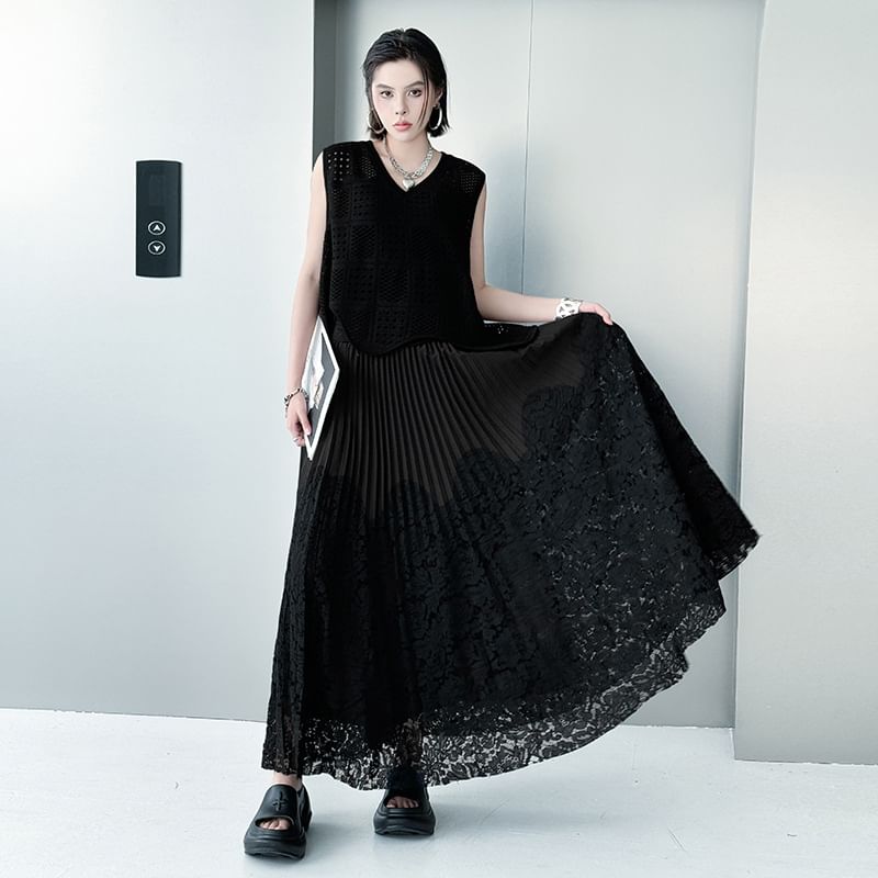 Pleated Maxi A-Line Skirt with Lace Panel and High Waist
