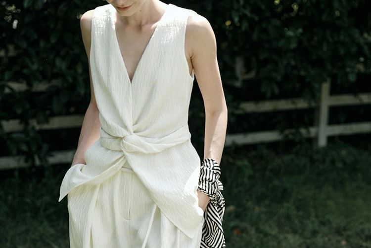 Slit Wide Plain V-Neck High Top Tank Rise Knot / Pants Leg