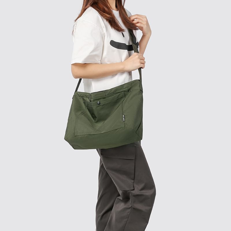 Messenger Lightweight Zip Bag Plain