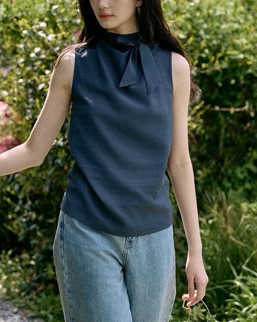 Plain Blouse Neck Sleeveless Mock